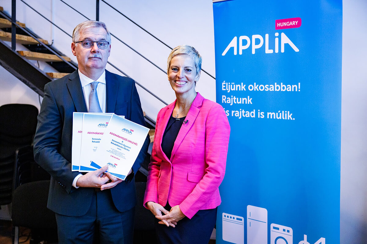 adomanyozas-az-applia-magyarorszag-20-szuletesnapja-alkalmabol-szovegkozi Adományozás az APPLiA Magyarország 20. születésnapja alkalmából Dr. Cserháti Péterrel.